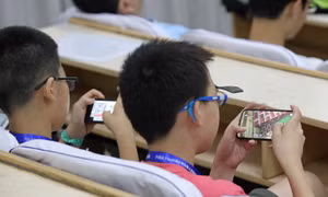Kết quả nghiên cứu mới nhất về hiệu quả của việc cấm điện thoại trong trường học 