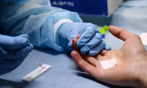 Quốc gia EU đầu tiên loại bỏ được lây truyền HIV và giang mai từ mẹ sang con