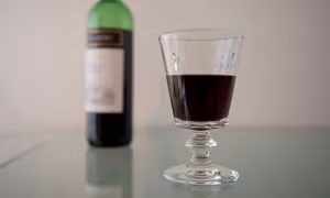 Uống một chai rượu vang mỗi tuần có thể tốt cho tim mạch 