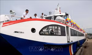 Đưa tàu cao tốc hai thân đầu tiên vào hoạt động tuyến Phan Thiết - Phú Quý