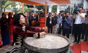 Phó Chủ tịch nước Đặng Thị Ngọc Thịnh đánh trống khai hội đền Hai Bà Trưng