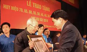 6.456 đảng viên thuộc Đảng bộ thành phố Hà Nội được trao tặng Huy hiệu Đảng