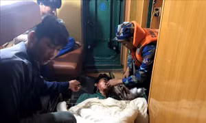 Đưa ngư dân bị thương nặng vào cảng Hòn La