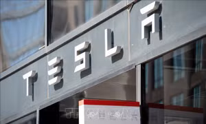 Xe điện Tesla bốc cháy tại thủ đô Moskva, Nga
