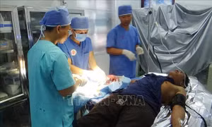 Điều trị cho ngư dân bị áp xe ngón tay nghiêm trọng tại bệnh xá đảo Song Tử Tây