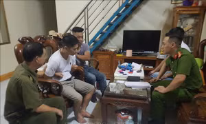 Kiểm tra đối tượng 'lang thang' ven đường, bất ngờ khám phá 'ổ' ma túy