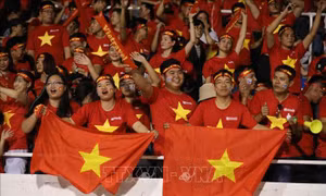 Hàng nghìn CĐV Việt Nam ‘nhuộm’ đỏ sân Rizal Memorial, Phillipines