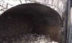 Thí điểm đục thông vòm cầu trên phố Phùng Hưng