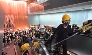 Người biểu tình Hong Kong (Trung Quốc) tràn vào trụ sở cơ quan lập pháp