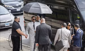 Nam danh ca R. Kelly bị bắt do lạm dụng tình dục trẻ em