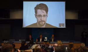 Bộ Tư pháp Mỹ kiện E.Snowden về cuốn sách mới