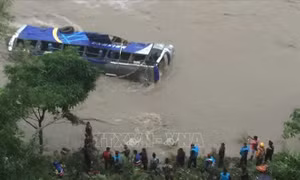 Xe buýt lao xuống sông, ít nhất 21 người thương vong