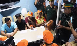 Đưa 7 ngư dân được cứu sống trong vụ chìm tàu gần đảo Bạch Long Vỹ vào đất liền