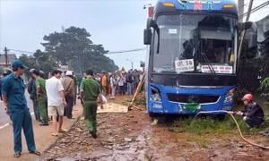 Xe khách vượt ẩu gây tai nạn, hai người tử vong