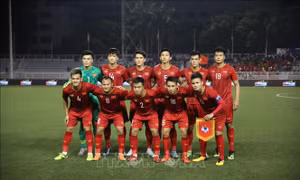 Mặt sân ngập nước trước trận U22 Việt Nam và U22 Singapore