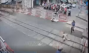 Cụ bà thoát chết sau khi cố vượt qua đường ray lúc tàu đang tới