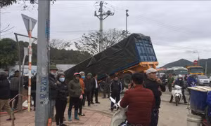 Xe container mất lái đâm liên hoàn 3 ô tô rồi lao xuống hố công trường