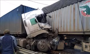 Container đâm nhau trên Quộc lộ 9, tài xế tử vong ngay trên cabin 