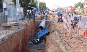 Xe ba gác tông xe máy rơi xuống hố công trình, 2 người bị thương nặng