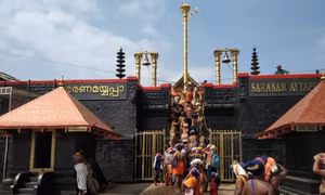 Hai phụ nữ Ấn Độ đầu tiên đặt chân vào đền thiêng Sabarimala