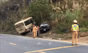 Đâm xe ô tô liên hoàn ở Hoà Bình, lái xe bỏ trốn 