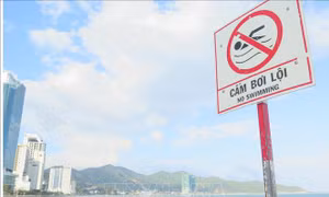 Tắm tại nơi có biển cấm, hai du khách Nga bị đuối nước ở Nha Trang