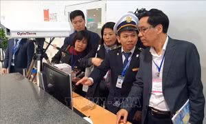 Kiểm tra việc phòng, chống viêm phổi cấp tại sân bay Nội Bài