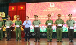 Khen thưởng đột xuất lực lượng khám phá nhanh vụ án 'Giết người' ở khu vực biên giới
