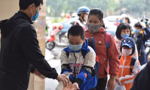 Giao thông ổn định ngày đầu tiên học sinh Hà Nội trở lại trường học
