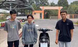 Lái xe bằng chân, nam thanh niên bị phạt 9 triệu đồng
