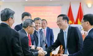 Đồng chí Võ Văn Thưởng gặp cán bộ, nhân viên Đại sứ quán Việt Nam tại Campuchia