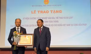 Trao Kỷ niệm chương 'Vì sự nghiệp văn hóa, thể thao và du lịch' cho Đại sứ Việt Nam tại Pháp