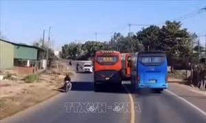 Phạt 5 triệu đồng, tước bằng lái xe 2 tháng vì vượt xe không đúng qui định 