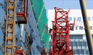 Cẩu tháp cao 30m đổ sập, 2 công nhân thiệt mạng 