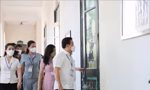 Kỳ thi vào lớp 10 tại Hà Nội: Lãnh đạo thành phố kiểm tra, động viên thí sinh
