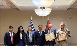 Trao 'Kỷ niệm chương vì Hòa bình, Hữu nghị giữa các dân tộc' cho 3 người bạn Mỹ
