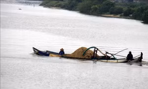 'Sa tặc' lại lộng hành trên sông Trà Khúc