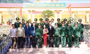 Phó Chủ tịch Quốc hội Trần Quang Phương thăm, chúc Tết Đồn biên phòng ở Quảng Trị
