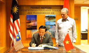 Phó Chủ tịch Quốc hội Nguyễn Khắc Định gặp Phó Thủ tướng Malaysia