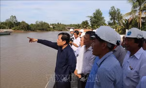 Kiểm tra công trình ngăn mặn, trữ ngọt tại Trà Vinh