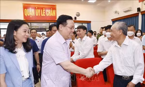 Chủ tịch Quốc hội Vương Đình Huệ tiếp xúc cử tri quận Lê Chân, TP Hải Phòng