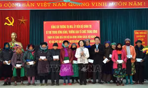 Đồng chí Trương Thị Mai thăm, tặng quà gia đình chính sách và hộ nghèo tại Hà Giang