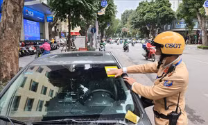 Hà Nội triển khai dán phạt nguội trên các phương tiện dừng, đỗ trái phép