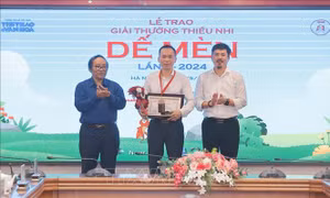 Nhà văn Lý Lan được vinh danh là 'Hiệp sỹ Dế Mèn'