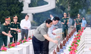 Thủ tướng dâng hương tưởng niệm các Anh hùng Liệt sĩ tại Nghĩa trang Vị Xuyên