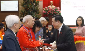 Chủ tịch Quốc hội thăm, chúc Tết Đảng bộ, chính quyền và nhân dân Hà Nội