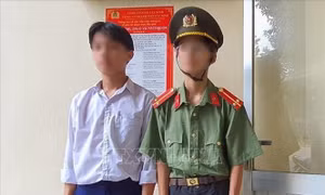 Giả danh công an đến tiệm cầm đồ thu tiền 