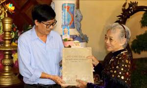 Bảo tàng Hồ Chí Minh chi nhánh tỉnh Bình Thuận tiếp nhận bộ ảnh về Bác do người dân trao tặng