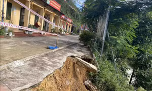 Gần 100 học sinh phải học nhờ nhà kho, nhà bếp vì trường bị sạt lở
