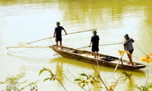 Liên tiếp phát hiện người dân dùng kích điện bắt cá trên sông Đà